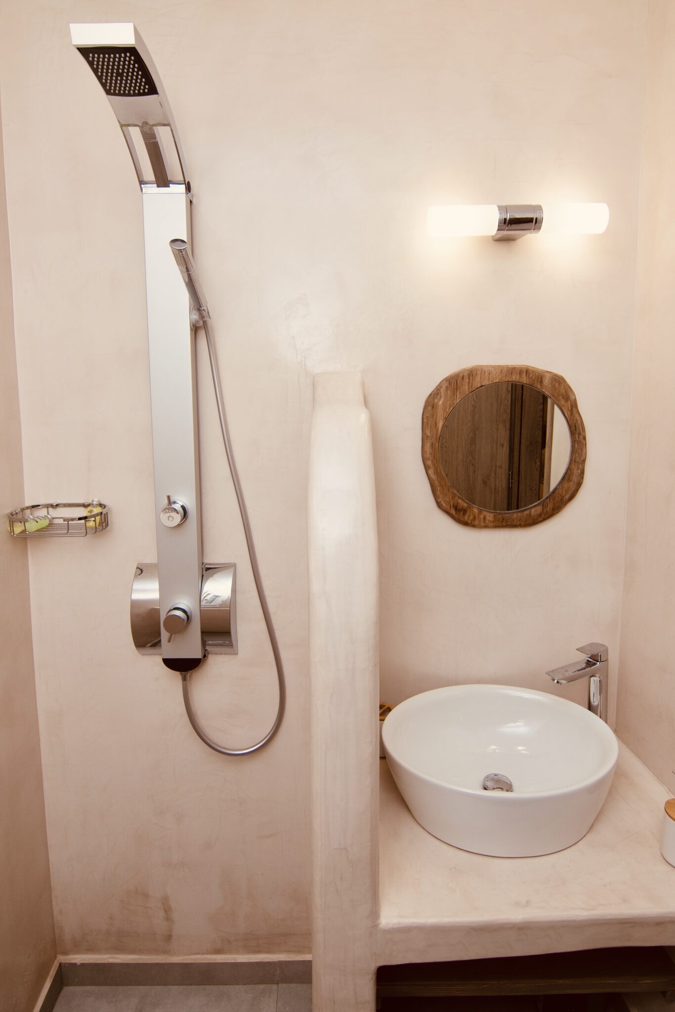 Apartment in Chora – bathroom with hand shower, round basin and mirror