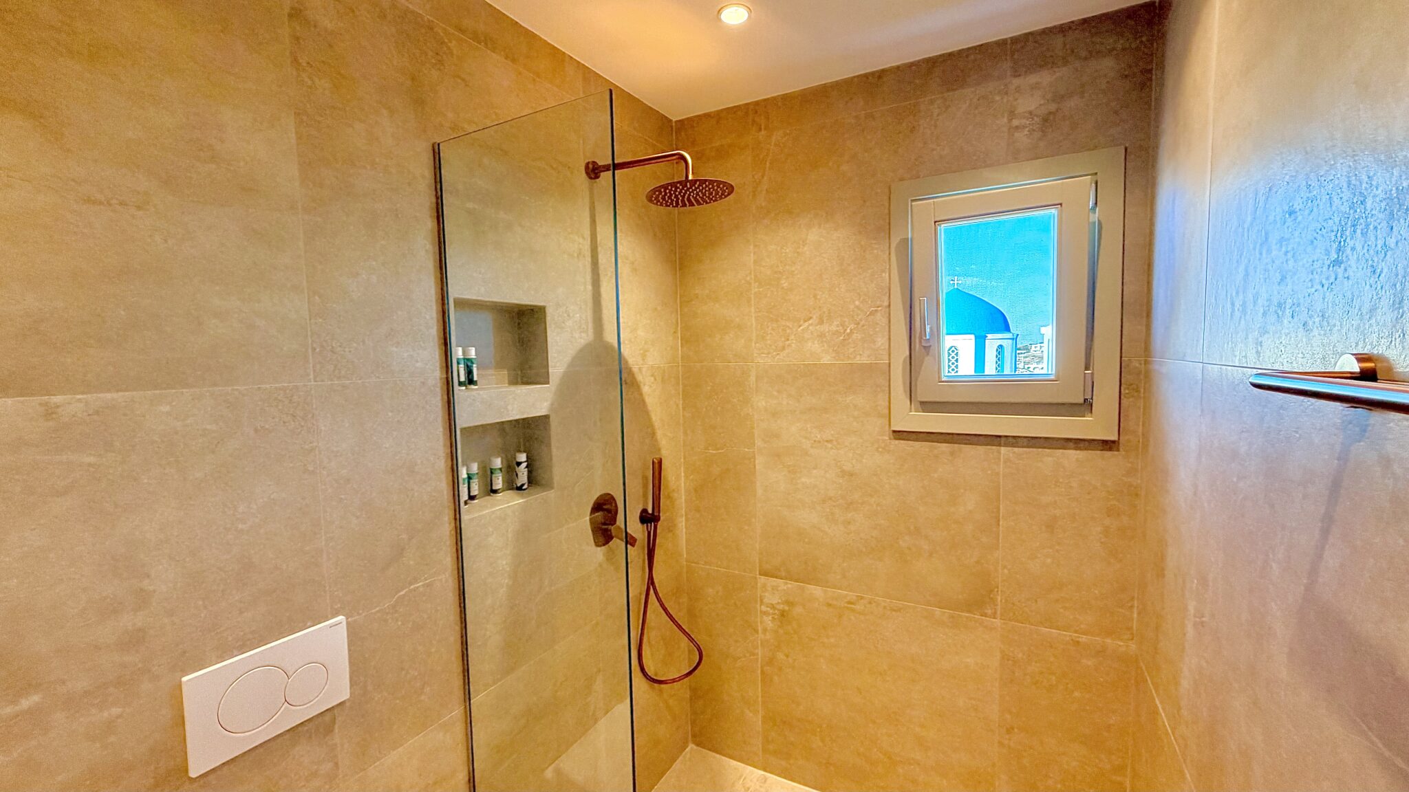 Suite with Jacuzzi – walk-in rain shower in stone-finish bathroom