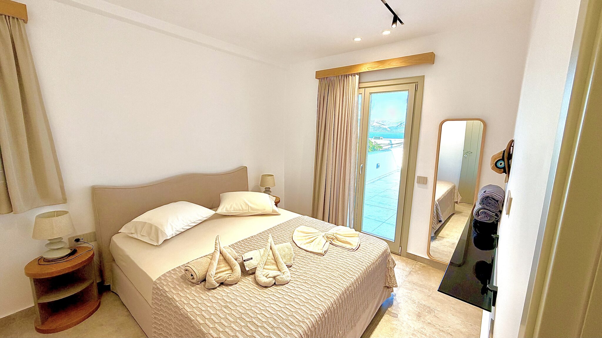 Suite with Jacuzzi – bedroom with king-size bed and sea view from the window