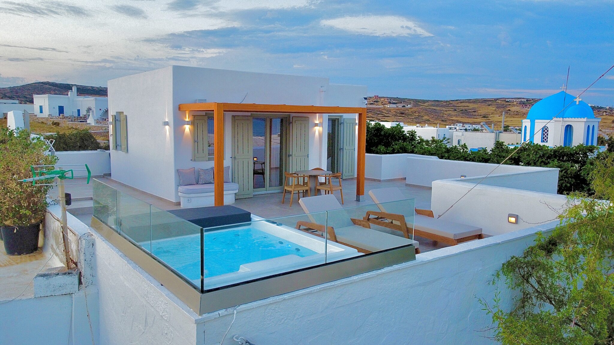 Suite with Jacuzzi – private terrace with pergola, loungers and outdoor jacuzzi over Chora