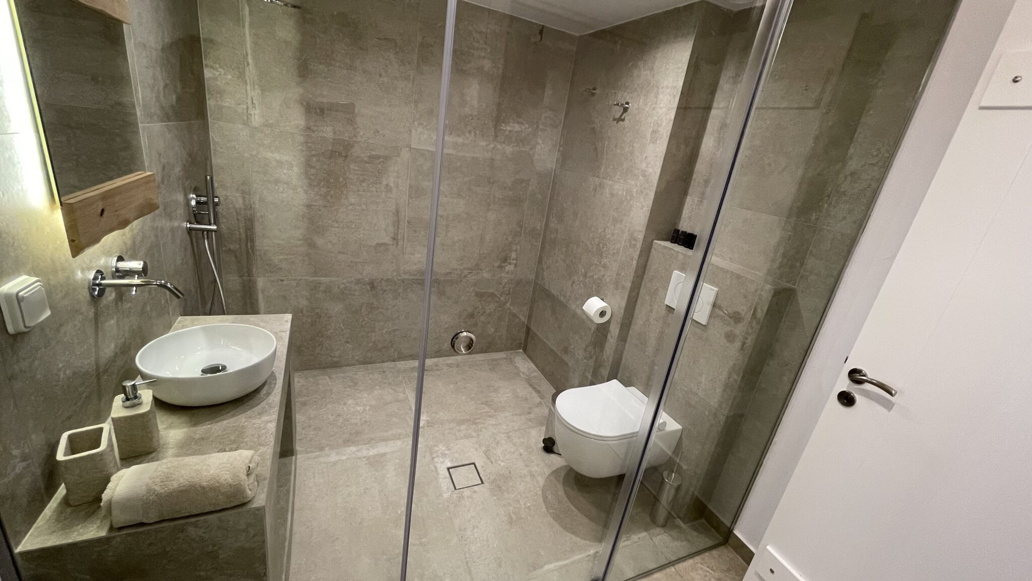Second ensuite bathroom